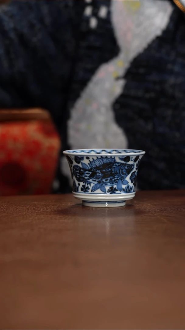 元青花鱼藻纹马蹄杯