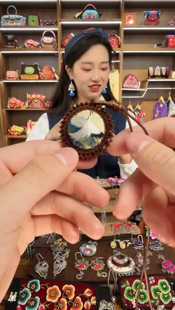 【闪购商品】织绣47蒙阿苏苗绣传承