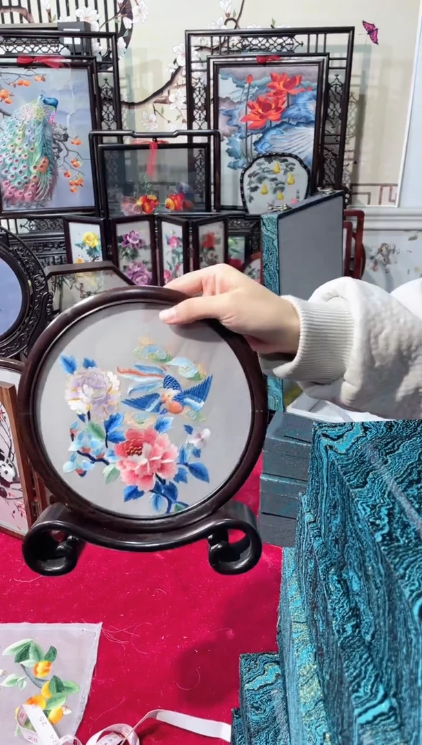 织绣精品手工刺绣苏绣，实木框摆台40