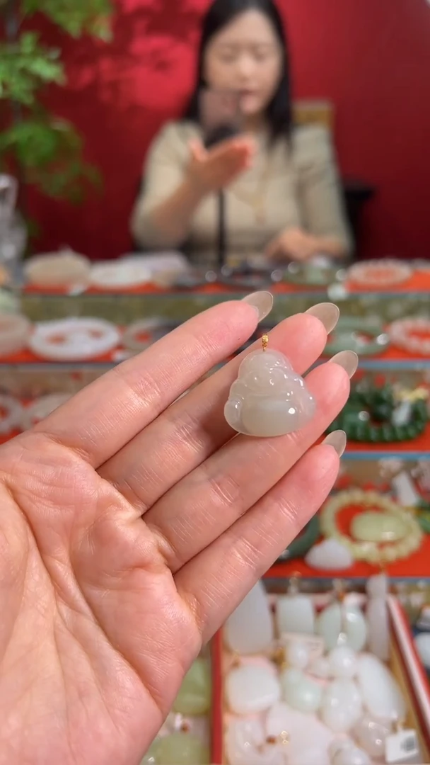 颈饰18K金镶嵌和田玉白玉佛公吊坠