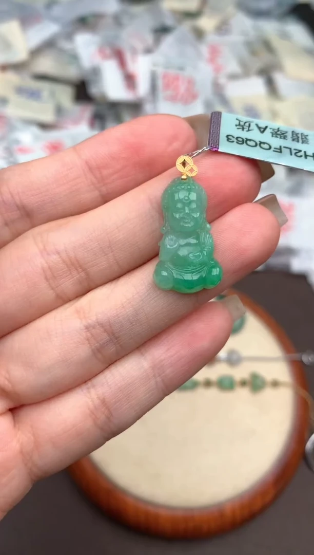 18K金镶嵌挂件翡翠一