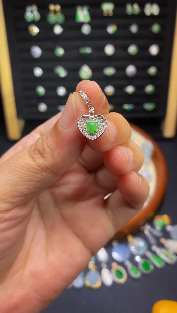 翡翠18K金镶嵌颈饰【福利款】超漏冰阳绿心型吊坠