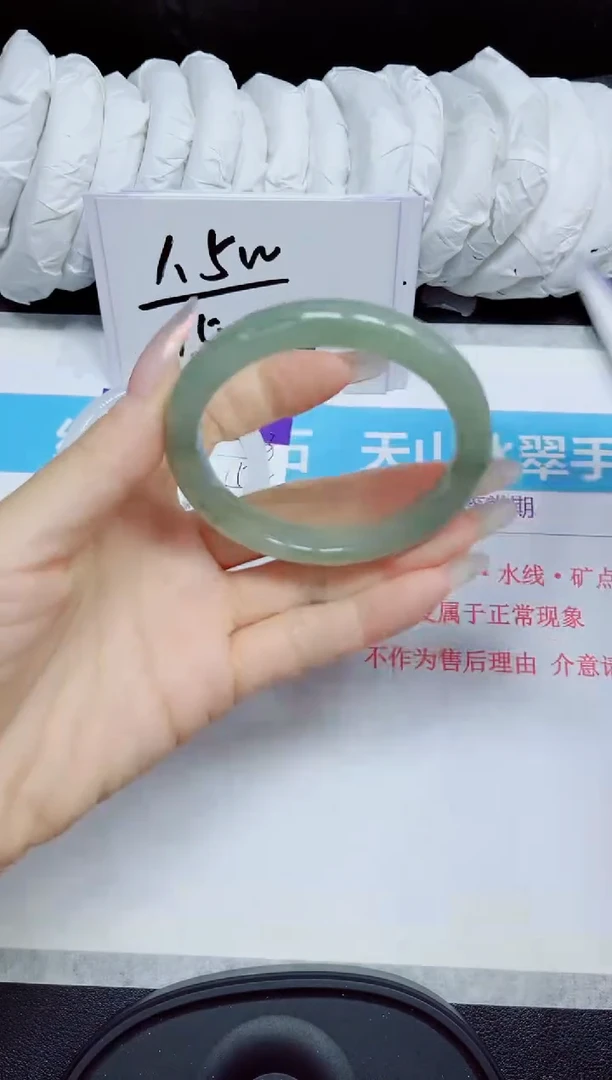 石英质玉手镯未镶嵌102.