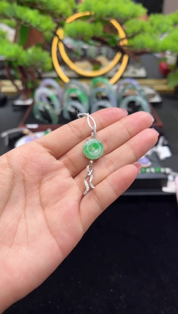 颈饰18K金镶嵌翡翠吊坠