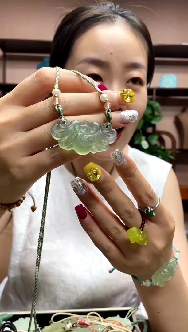 岫玉未镶嵌颈饰·