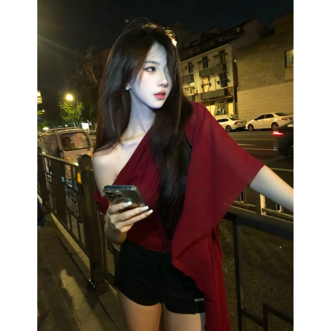 一字领斜肩飘带短袖T恤设计感修身收腰辣妹上衣黑色酷炫短裤套装