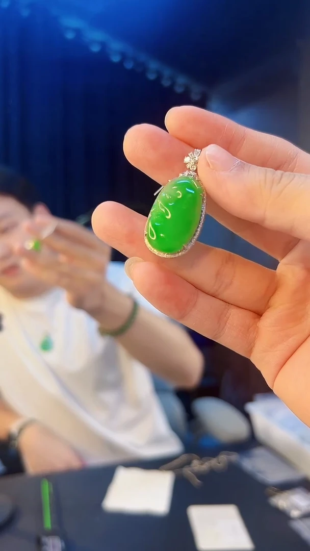 翡翠18K金镶嵌颈饰缅料A货/支持复检/一件