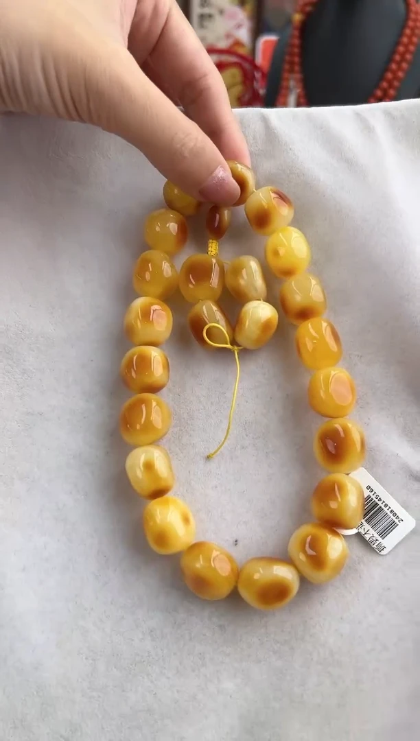 【闪购商品】琥珀裸石未镶嵌10127119-手持