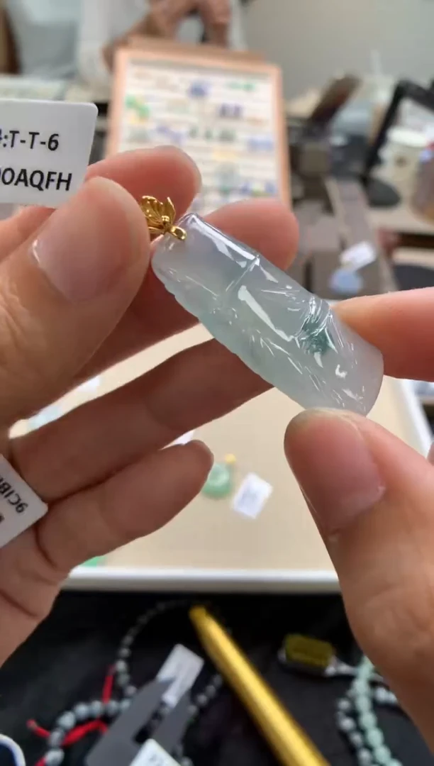 颈饰18K金镶嵌翡翠竹节