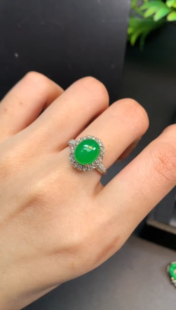 颈饰18K金镶嵌翡翠戒指