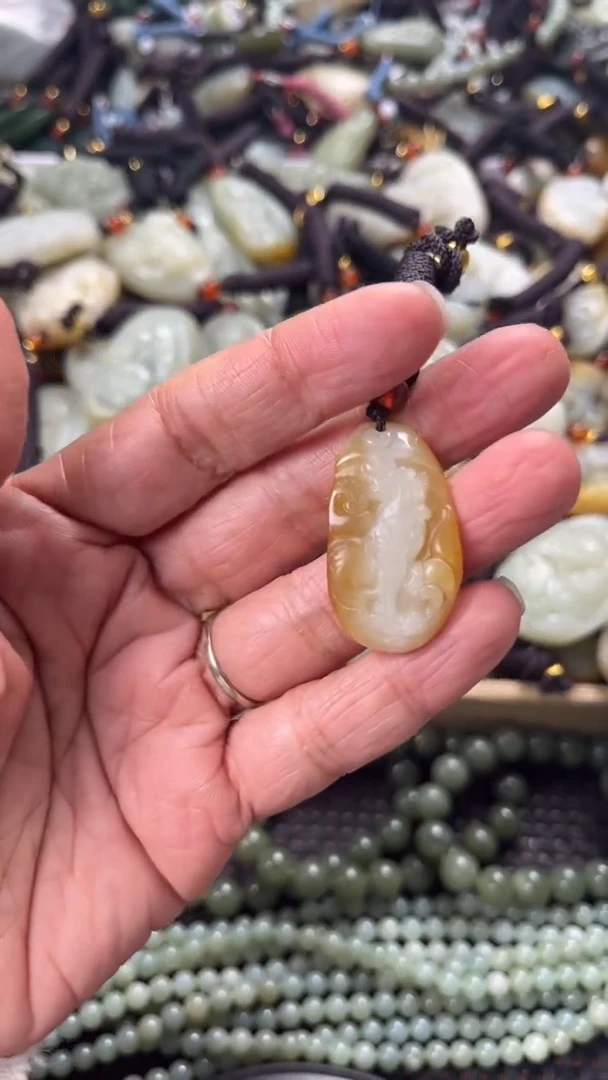 【闪购商品】和田玉颈饰未镶嵌多样性发货没有证书，拍一发一.有瑕