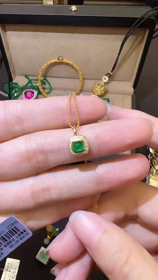 吊坠(赠链)18K金镶嵌祖母绿0.42ct