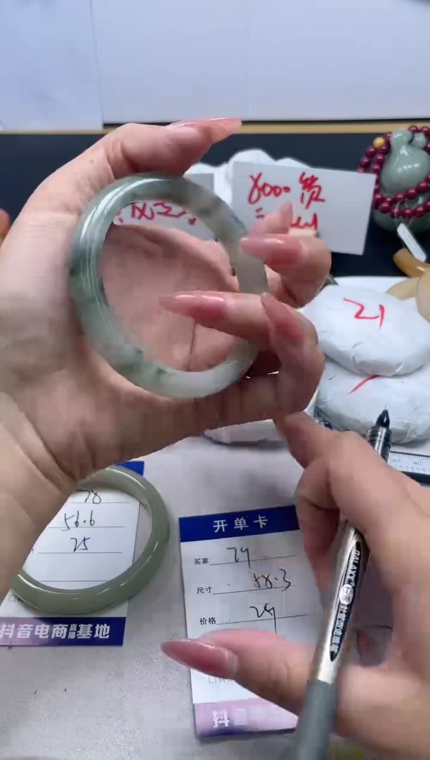 【闪购商品】石英质玉手镯未镶嵌79/58.3