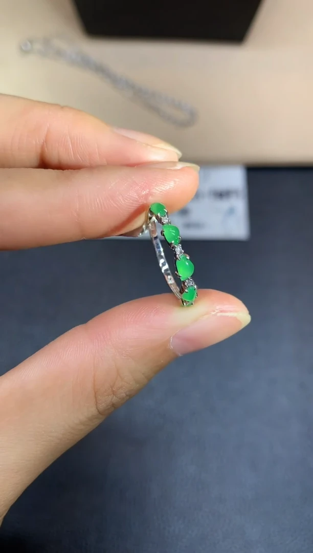 18K金镶嵌戒指翡翠随形【无服务费