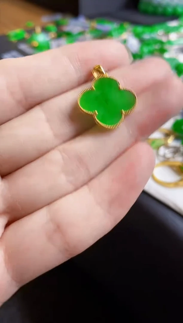 翡翠18K金镶嵌颈饰吊坠