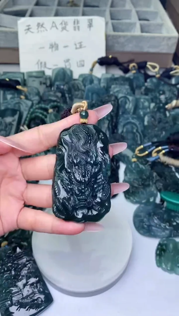 颈饰未镶嵌翡翠