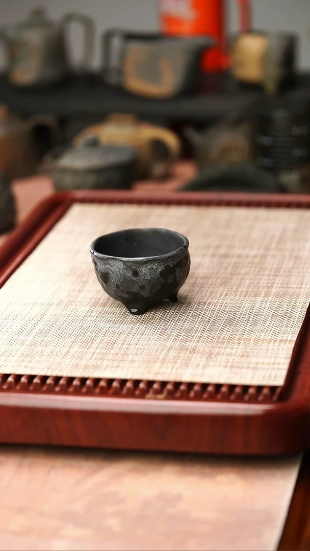 归玉堂冰碛岩重工雕刻手凿三足杯