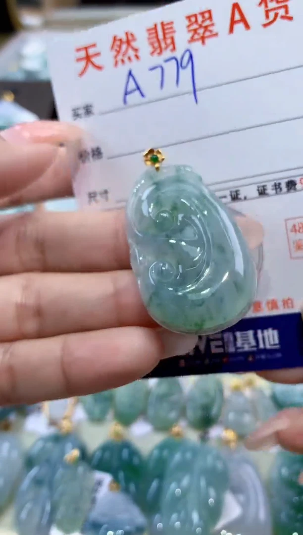 颈饰18K金镶嵌翡翠天然缅甸翡翠A货挂件