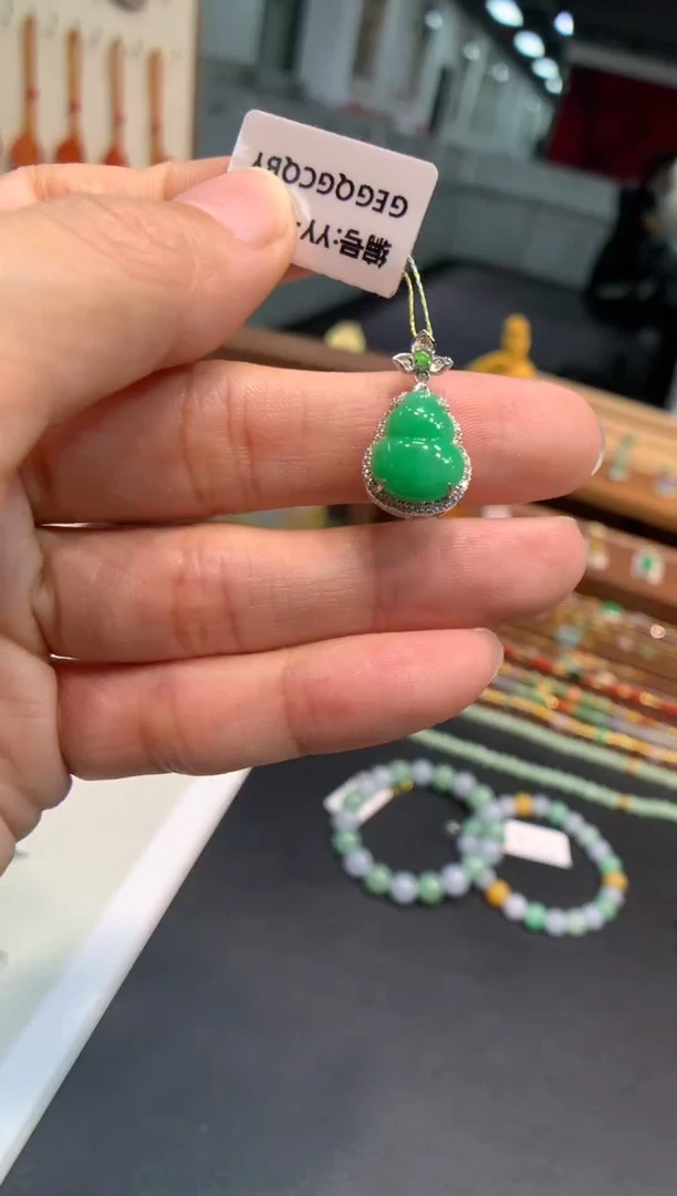 翡翠18K金镶嵌颈饰葫芦