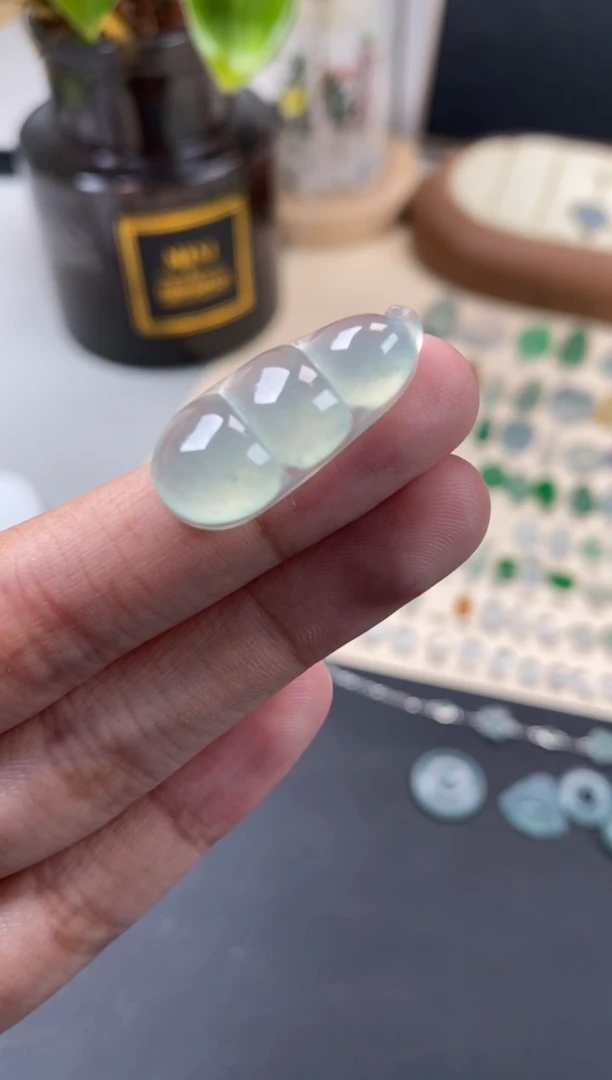 翡翠未镶嵌颈饰翡翠冰种福豆