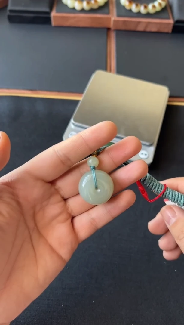 【闪购商品】和田玉吊坠(赠链)未镶嵌且末微色差近矿