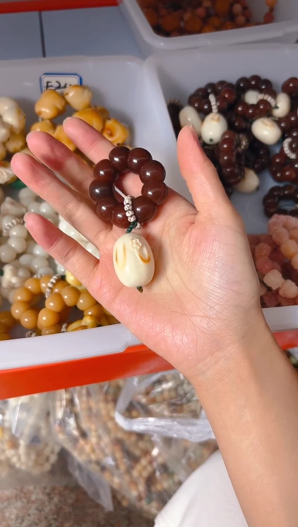 吊坠菩提根/象牙果红皮手捻 大卡白色花兔