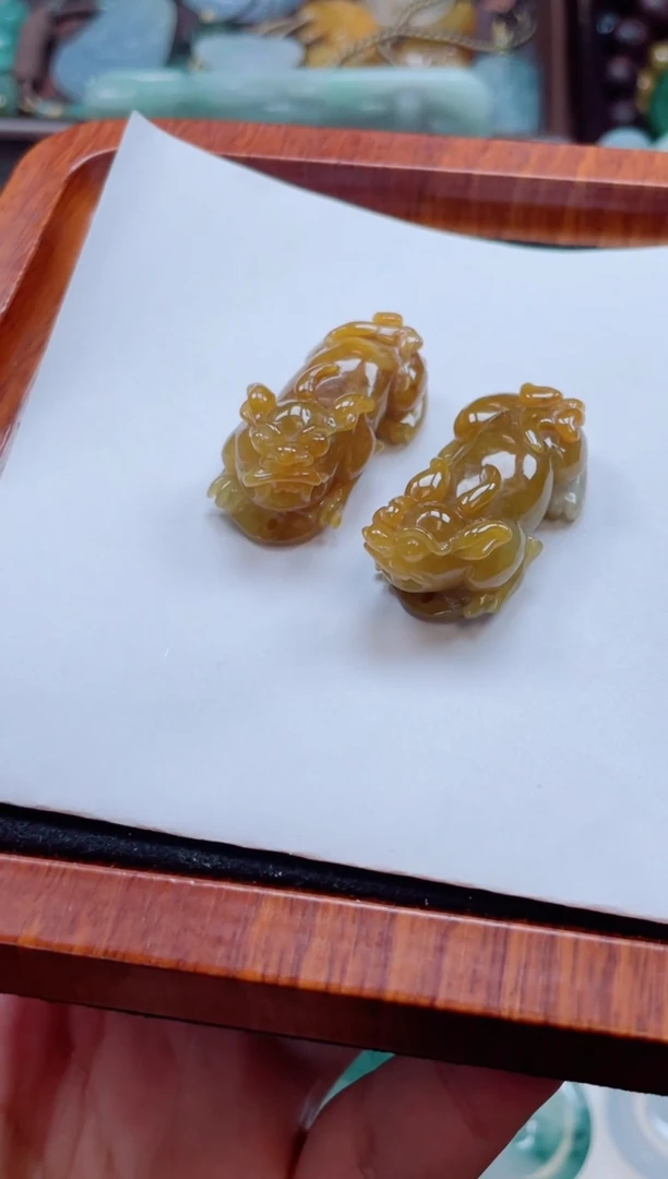 翡翠未镶嵌颈饰貔貅一对