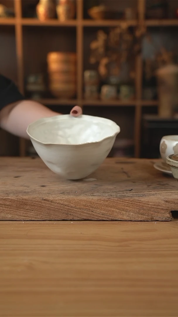 白色系列的手捏花边锤纹碗