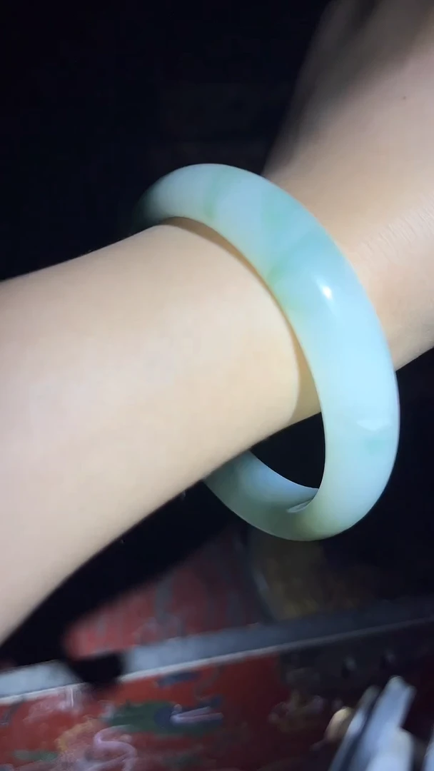 和田玉手镯未镶嵌手镯.1只.扁细.带蓝