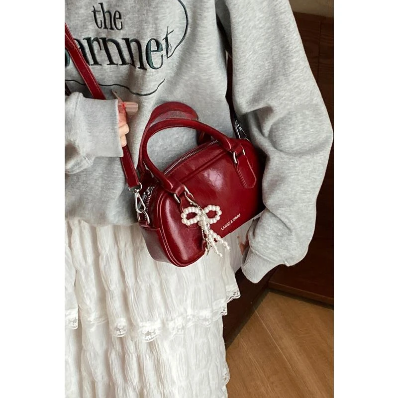 手拎红色包包女夏天2025新款潮小众保龄球包百搭斜挎包小方包