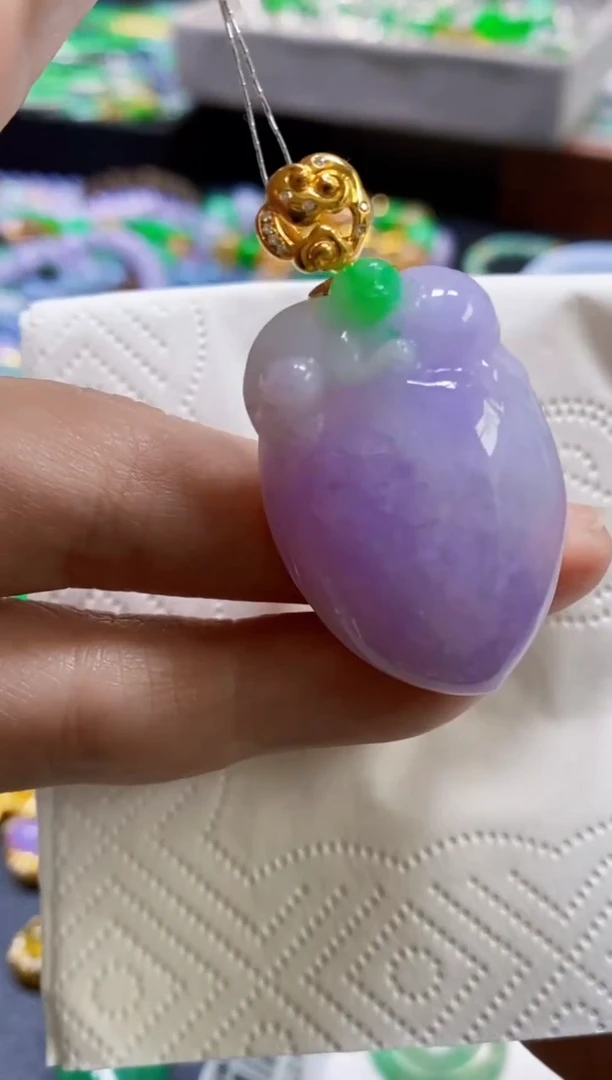 颈饰18K金镶嵌翡翠瓜