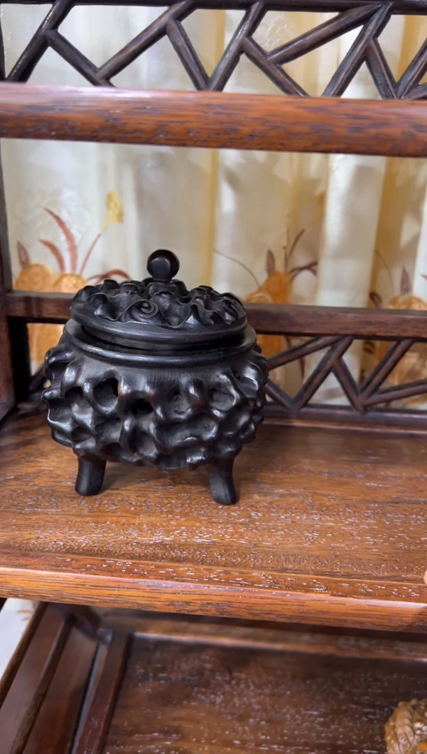 木木 透雕三足鼎立香炉