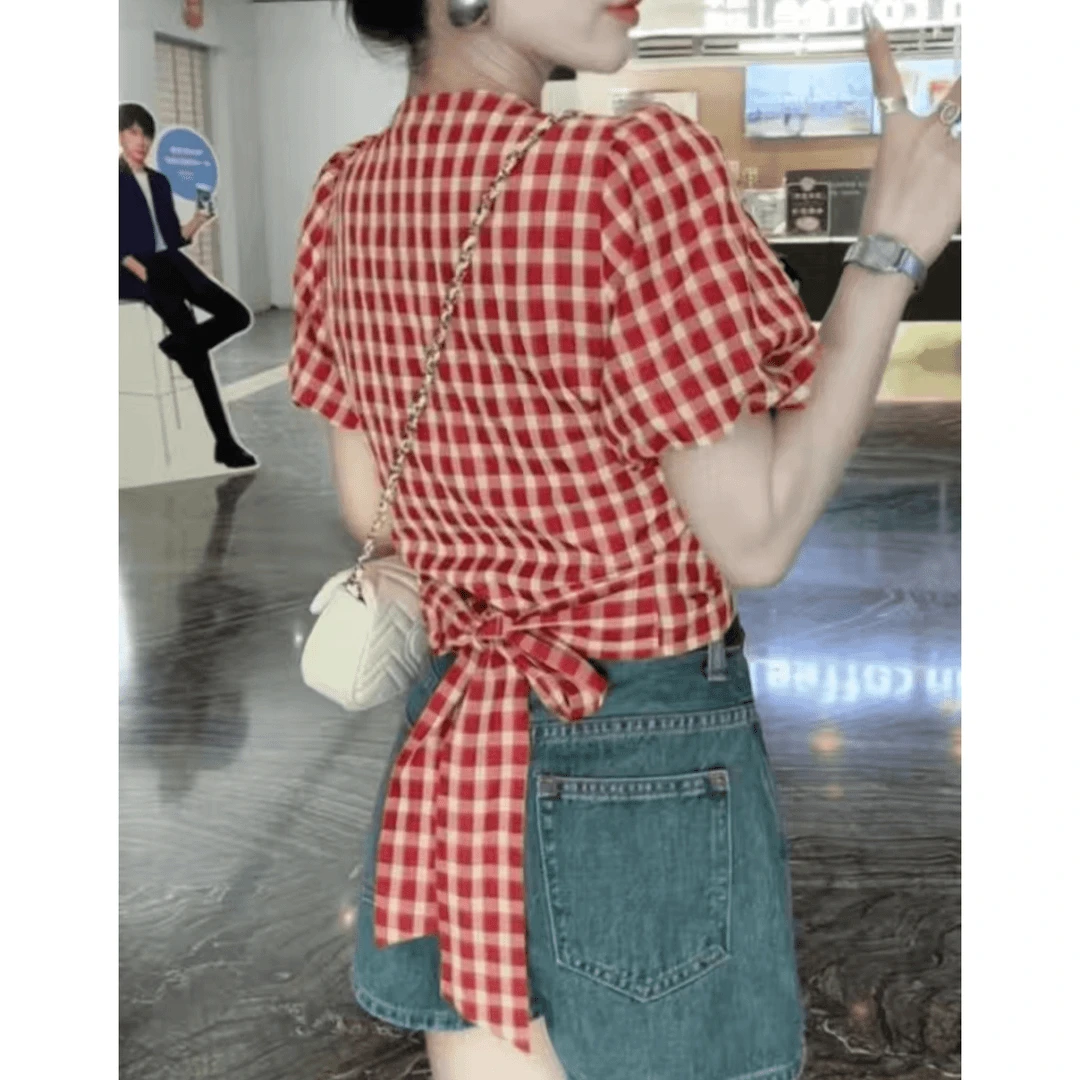 红格子V领露锁骨泡泡袖小衫女夏季新款设计交叉绑带甜辣短款衬衫