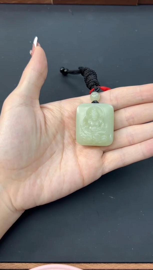 【闪购商品】和田玉吊坠(赠链)未镶嵌且末微色差迪克兰吊坠M