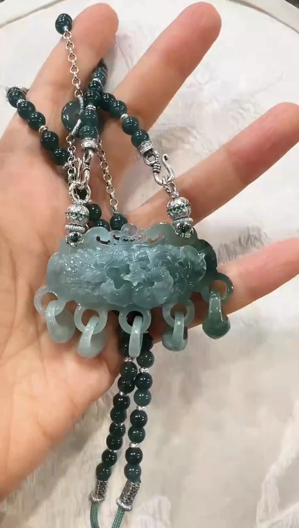 翡翠未镶嵌颈饰国风