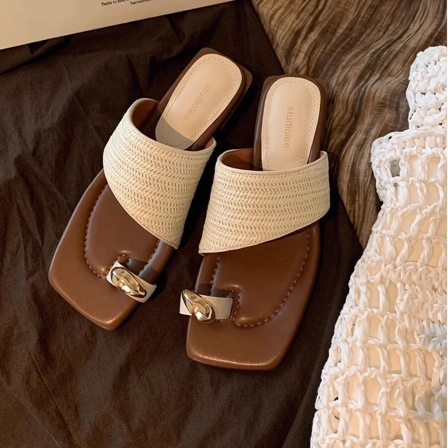 啄木鸟度假金属夹脚气质方头草编织套趾凉拖鞋女平底设计感凉鞋女