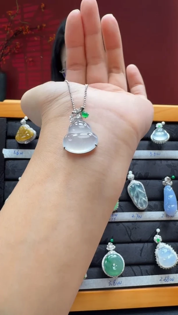 颈饰18K金镶嵌翡翠葫芦
