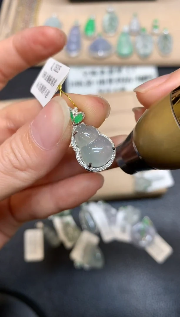 【闪购商品】翡翠颈饰18K金镶嵌葫芦【无服务费
