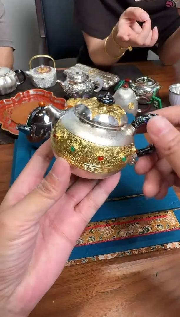 -'呆坐  |錾刻鎏金回纹大漆嵌宝潘壶