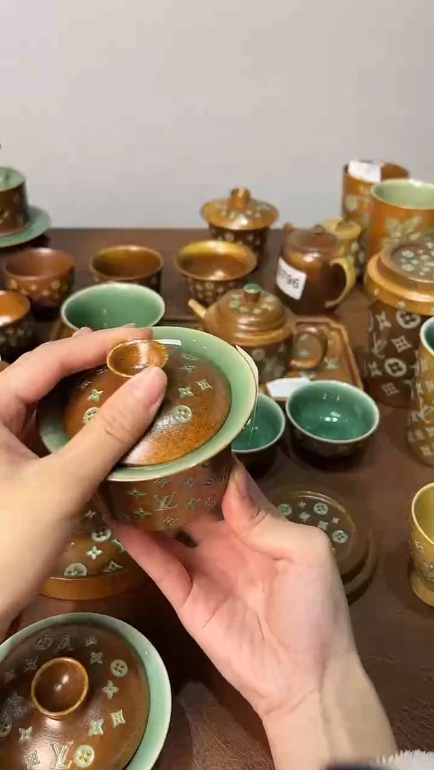 锅*锅龙泉窑老花双釉马蹄盖碗