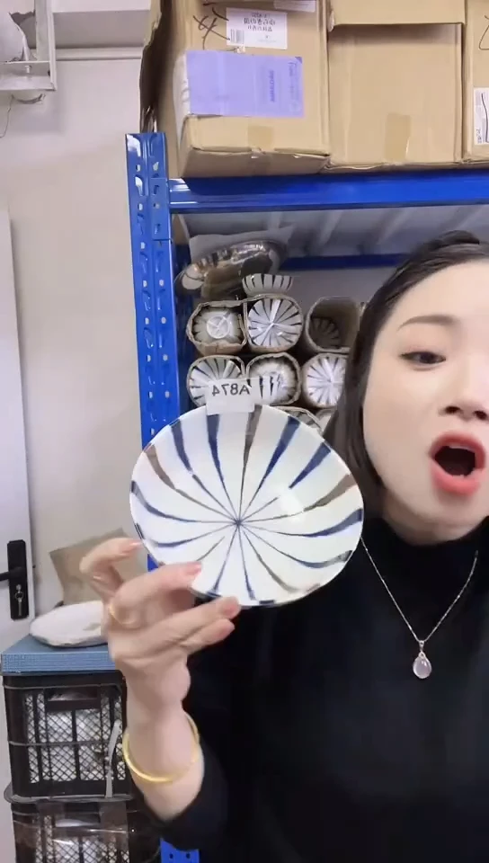 【闪购商品】瓷片日本进口瓷器蓝十草17cm钵一只A874