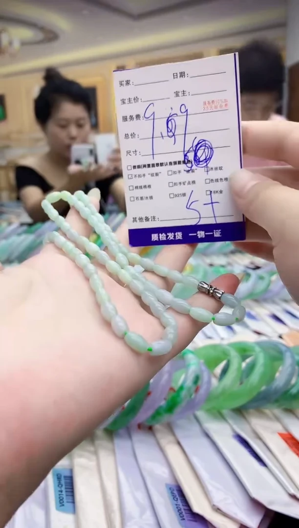 翡翠未镶嵌颈饰多样性发其一