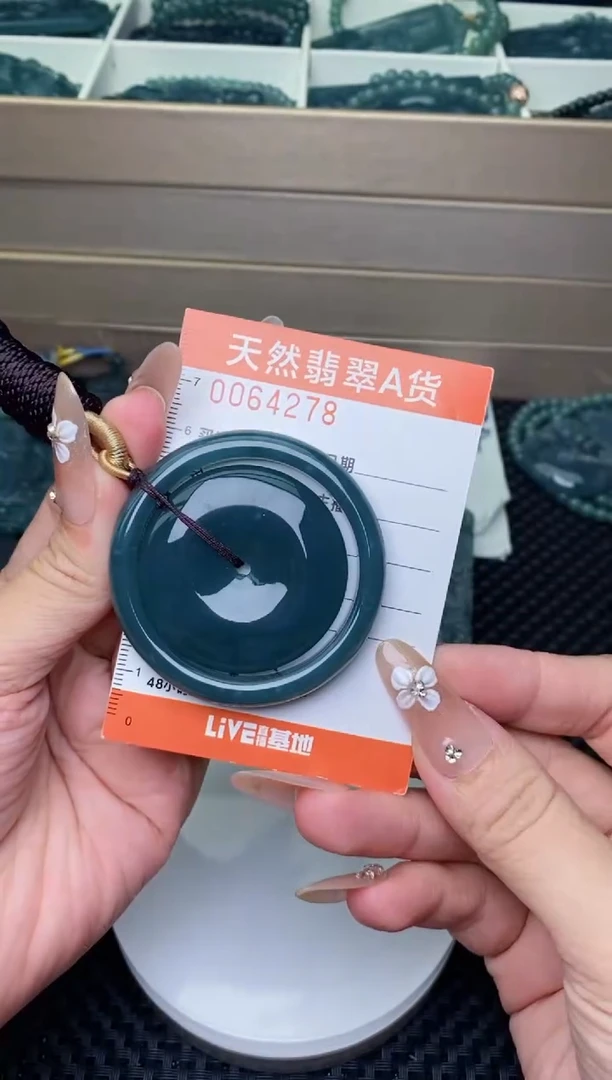 翡翠未镶嵌颈饰