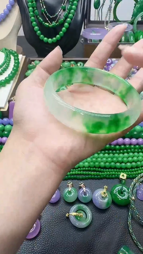 颈饰未镶嵌翡翠飘花手镯
