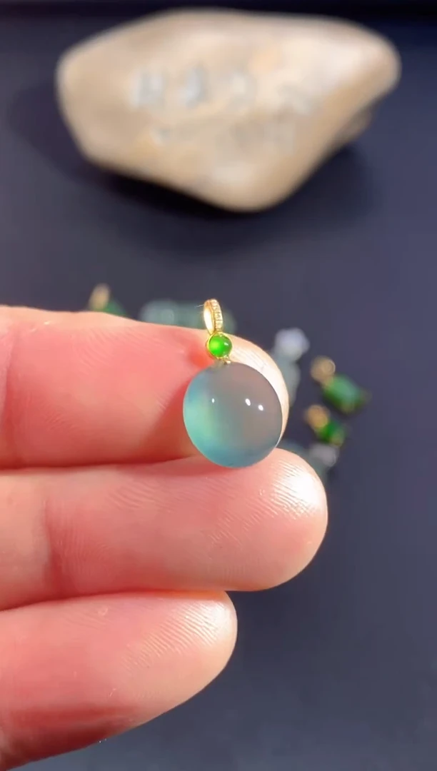 颈饰18K金镶嵌翡翠