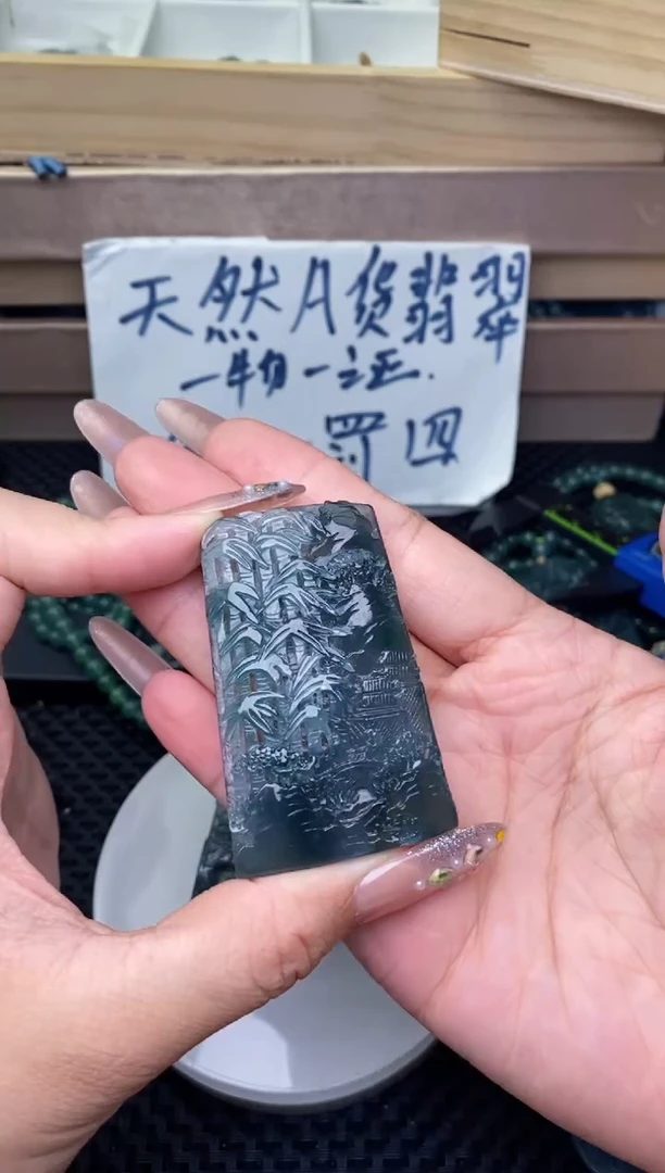 翡翠未镶嵌颈饰