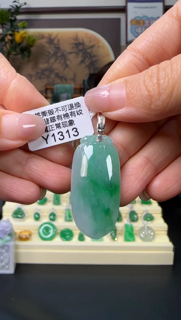 颈饰18K金镶嵌翡翠Y1313   福果