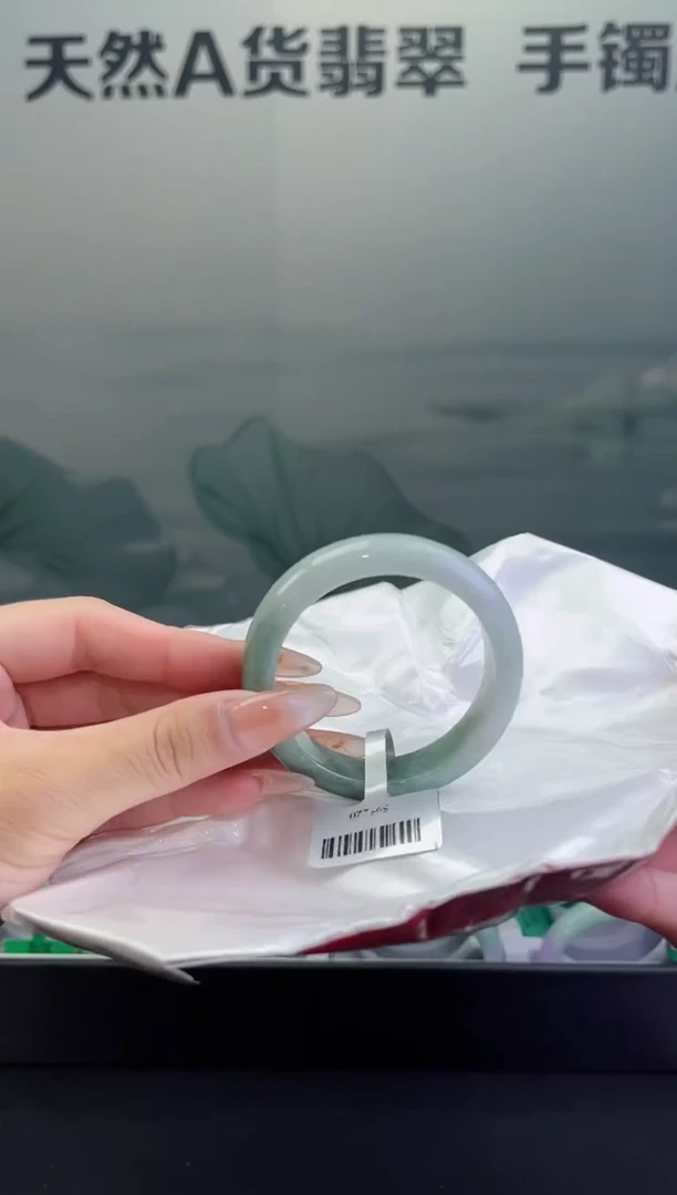 翡翠手镯未镶嵌翡翠手镯