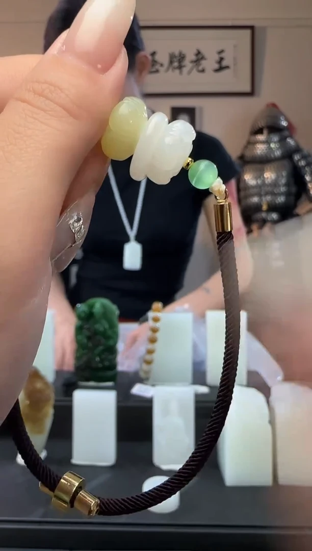 颈饰未镶嵌和田玉黄白并蒂莲手绳