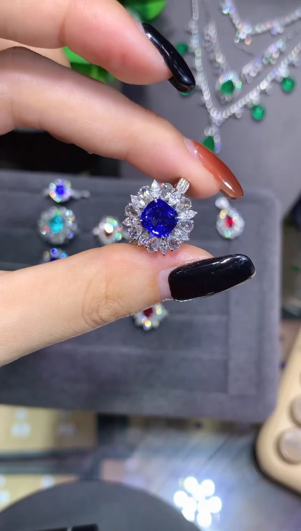 戒指蓝宝石18K金镶嵌2.0ct